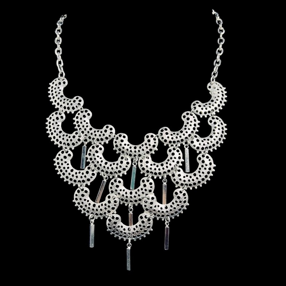 Sarah Coventry Charisma Silver Tone Bib Necklace (5304)